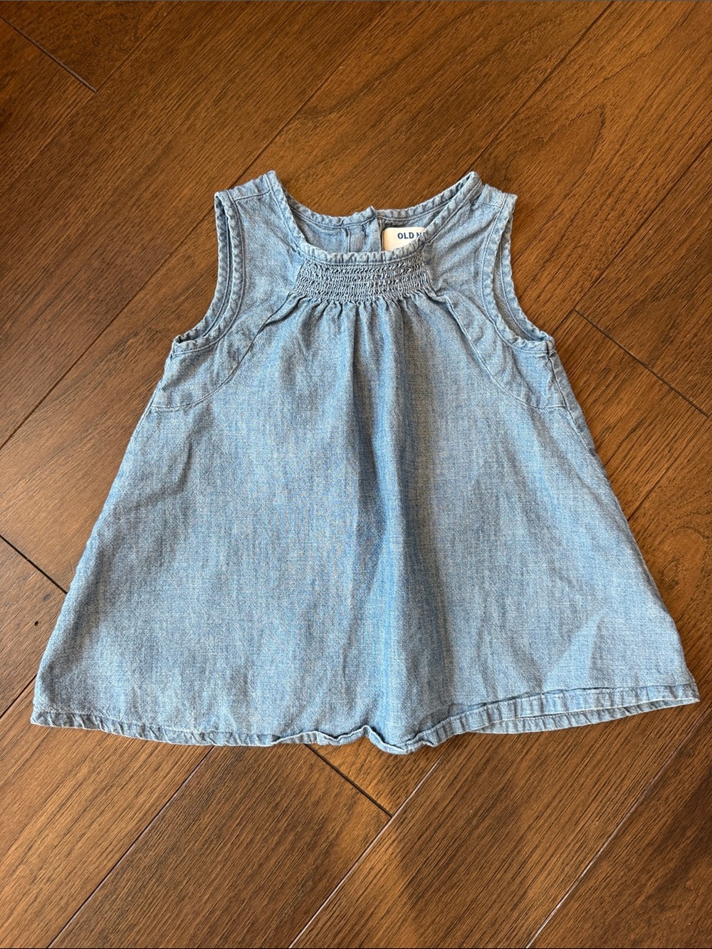 Old Navy Girls Light Denim Sleeveless Smocked Yoke Tank Top Size 5 - C26-047